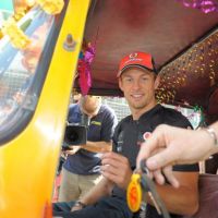 Jenson Button : Complètement Toc-toc de son tuk-tuk