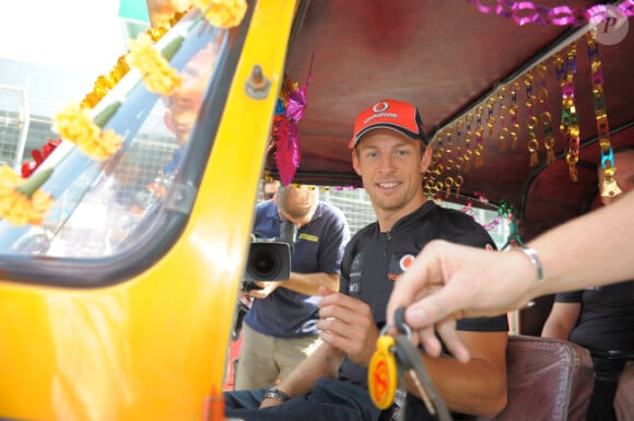 Jenson Button se voit confier les clés d'un tuk-tuk pour découvrir le tracé du circuit de Buddh le 27 octobre 2011 en Inde