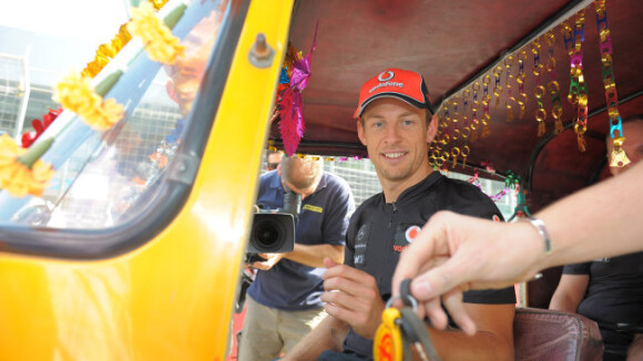 Jenson Button : Complètement Toc-toc de son tuk-tuk