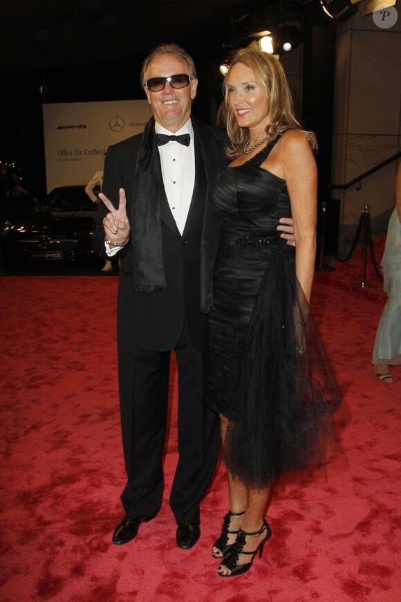 L'acteur Peter Fonda, accompagné de sa nouvelle femme Margaret Devogelaere, brandit le V de la victoire. Berlin, le 28 octobre 2011.