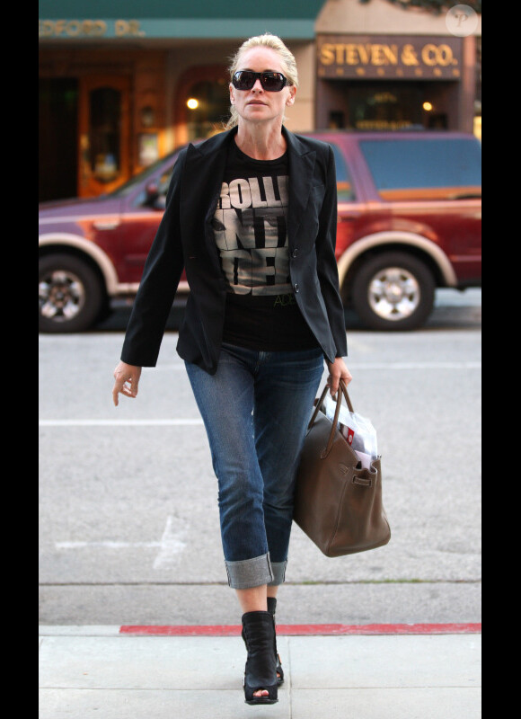 Sharon Stone sort d'un batiment médical à Beverly Hills le 26 octobre 2011
 