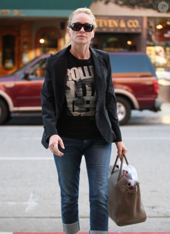 Sharon Stone sort d'un batiment médical à Beverly Hills le 26 octobre 2011
 