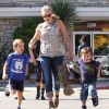 Sharon Stone court avec ses fils Roan, Laird et Quinn  le 27 octobre 2011 à Los Angeles 