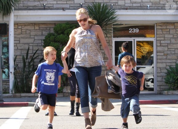 Sharon Stone court avec ses fils Roan, Laird et Quinn  le 27 octobre 2011 à Los Angeles 