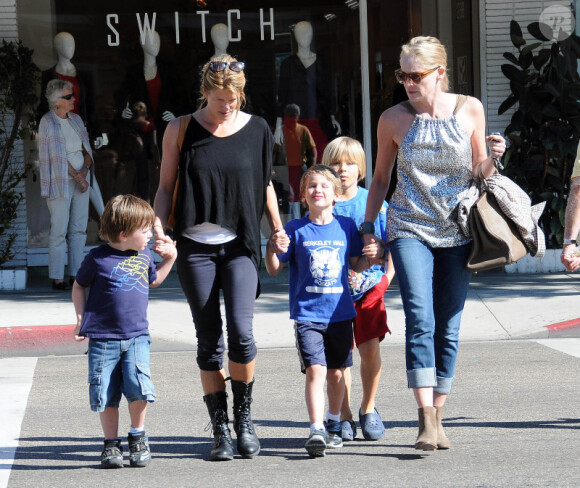 Sharon Stone passe une bonne journée avec ses fils Roan, Laird et Quinn chez Pinkberry à West Hollywood où ils vont déguster un yaourt glacé le 27 octobre 2011 