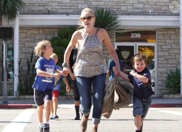 Sharon Stone s'amuse comme une folle avec ses fils Roan, Laird et Quinn à West Hollywood le 27 octobre 2011 