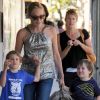 Sharon Stone emmène ses fils Roan, Laird et Quinn chez Pinkberry à West Hollywood pour manger un yaourt glacé le 27 octobre 2011 