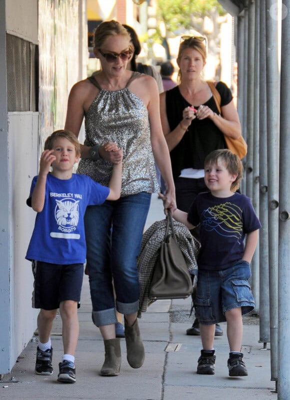Sharon Stone emmène ses fils Roan, Laird et Quinn chez Pinkberry à West Hollywood pour manger un yaourt glacé le 27 octobre 2011 