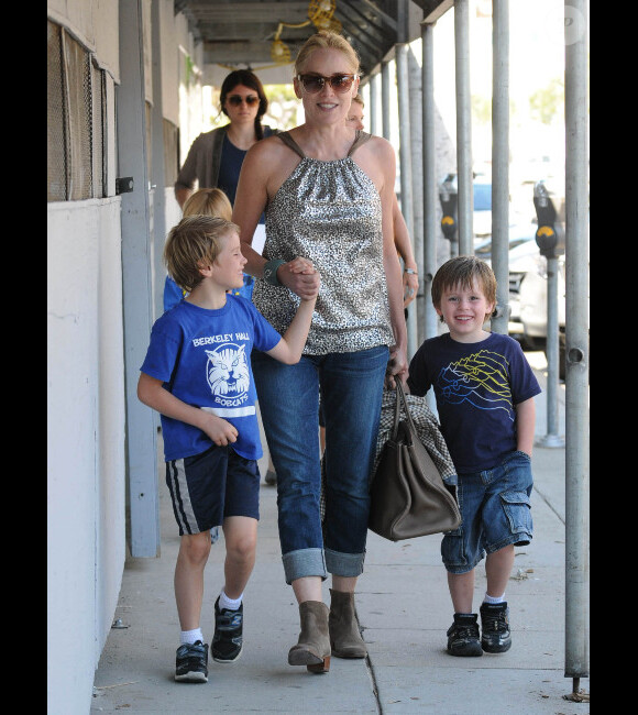 Sharon Stone passe l'après-midi avec ses fils Roan, Laird, et Quinn après être allée les chercher à l'école à Los Angeles le 27 octobre 2011