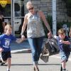 Sharon Stone passe l'après-midi avec ses fils Roan, Laird, et Quinn après être allée les chercher à l'école à Los Angeles le 27 octobre 2011