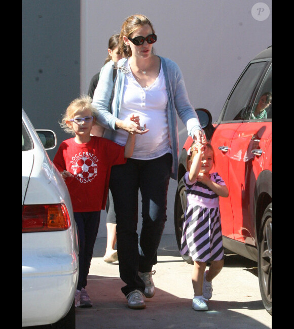 Jennifer Garner passe chercher sa fille Violet Affleck, en compagnie de l'adorable petite Seraphina, à son cours de danse à Los Angeles le 29 octobre 2011