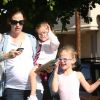 Jennifer Garner : pendant que maman porte sa petite soeur Seraphina, Violet Affleck, elle, se prend carrément pour Pink Swan à Los Angeles le 29 octobre 2011