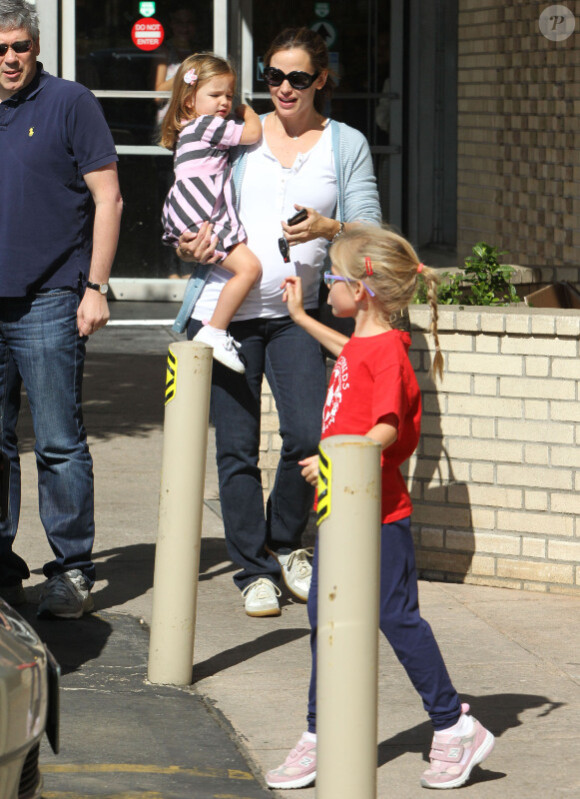 Jennifer Garner ramène ses filles Violet et Seraphina Affleck à la maison après être allée chercher Violet à son cours de danse à Santa Monica le 29  octobre 2011