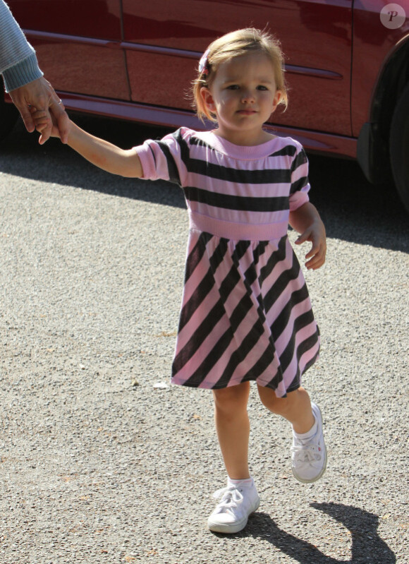Jennifer Garner : Seraphina ne supporte pas marcher, elle préfère les bras de sa maman quand elle revient chez elle avec sa soeur Violet après être allée chercher Violet à son cours de danse à Santa Monica le 29  octobre 2011