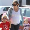 Jennifer Garner ramène ses filles Violet et Seraphina Affleck à la maison après être allée chercher Violet à son cours de danse à Santa Monica le 29  octobre 2011