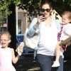 Jennifer Garner, enceinte de son troisième enfant, n'arrête pas une seconde. Ici, elle ramène ses filles Violet et Seraphina Affleck à la maison après être allée chercher Violet à son cours de danse à Santa Monica le 29  octobre 2011