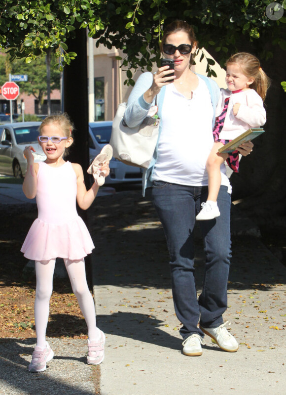 Jennifer Garner, enceinte de son troisième enfant, n'arrête pas une seconde. Ici, elle ramène ses filles Violet et Seraphina Affleck à la maison après être allée chercher Violet à son cours de danse à Santa Monica le 29  octobre 2011