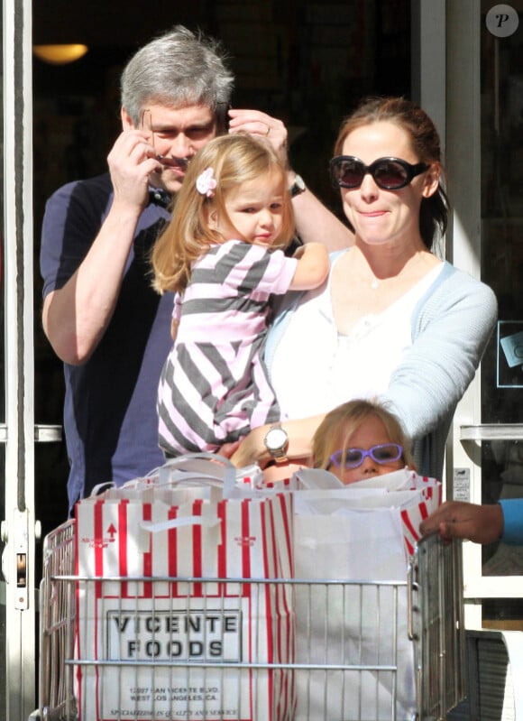 Jennifer Garner, enceinte de son troisième enfantva faire les courses à Vicente Foods avec ses filles Violet et Seraphina à Brentwood le 29 octobre 2011
 
 