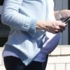 Jennifer Garner, enceinte de son troisième enfant, affiche un énorme bidon lorsqu'elle va faire les courses à Vicente Foods avec ses filles Violet et Seraphina à Brentwood le 29 octobre 2011
