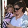 Jennifer Garner, enceinte de son troisième enfantva faire les courses à Vicente Foods avec ses filles Violet et Seraphina à Brentwood le 29 octobre 2011
 
 