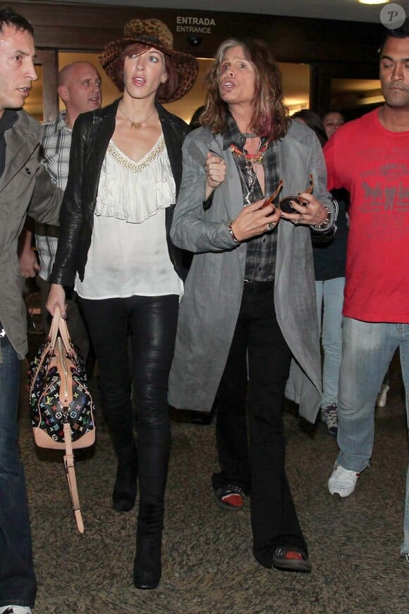 Steven Tyler, toujours bien amoché, et sa petite-amie Erin Brady arrivent à l'aéroport de Sao Paulo, le 30 octobre 2011.