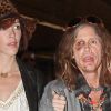 Steven Tyler, toujours bien amoché, et sa petite-amie Erin Brady arrivent à l'aéroport de Sao Paulo, le 30 octobre 2011.