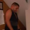 Kamel déambule en robe dans la villa (Les Anges de la Télé-Réalité 3 - épisode du mercredi 2 novembre 2011).