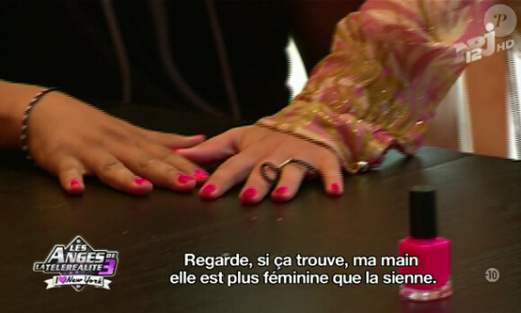 Myriam Abel a mis du vernis à ongles à Kamel (Les Anges de la Télé-Réalité 3 - épisode du mercredi 2 novembre 2011).