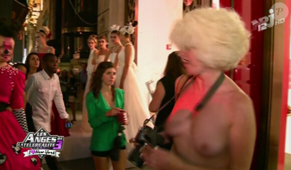 Pendant la Fashion Night new-yorkaise, c'est la folie dans les rues de la ville (Les Anges de la Télé-Réalité 3 - épisode du mercredi 2 novembre 2011).