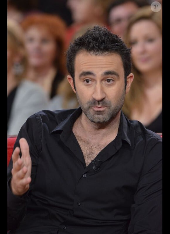 Mathieu Madenian lors de l'enregistrement de Vivement Dimanche, émission diffusée le 6 novembre 2011, au Studio Gabriel 