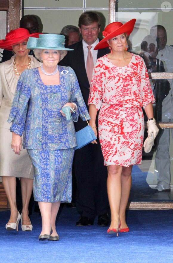 La reine Beatrix et la princesse Maxima des Pays-Bas en visite sur l'île de Saint-Martin, jeudi 3 novembre 2011.