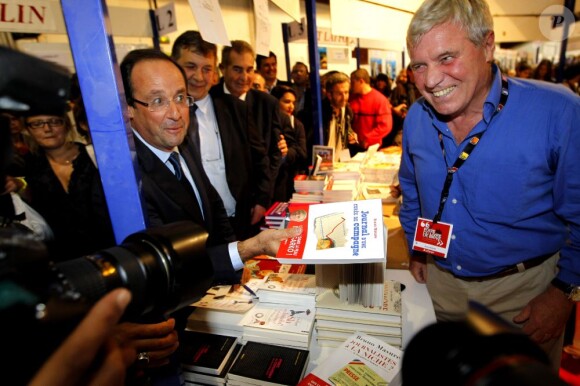 François Hollande salue Bruno Masure lors de la Foire du Livre de Brive-la-Gaillarde, le 4 novembre 2011
