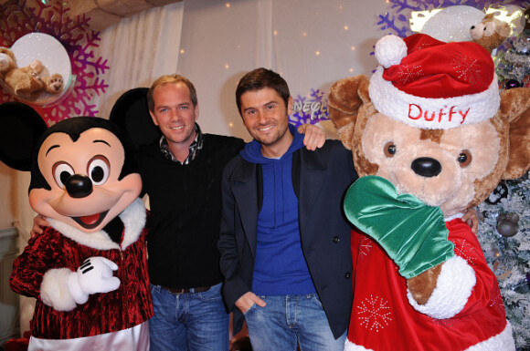 Julien Arnaud et Christophe Beaugrand posent à l'occasion de la soirée de lancement des festivités de Noël aux parcs Disneyland Paris, le samedi 5 novembre 2011.