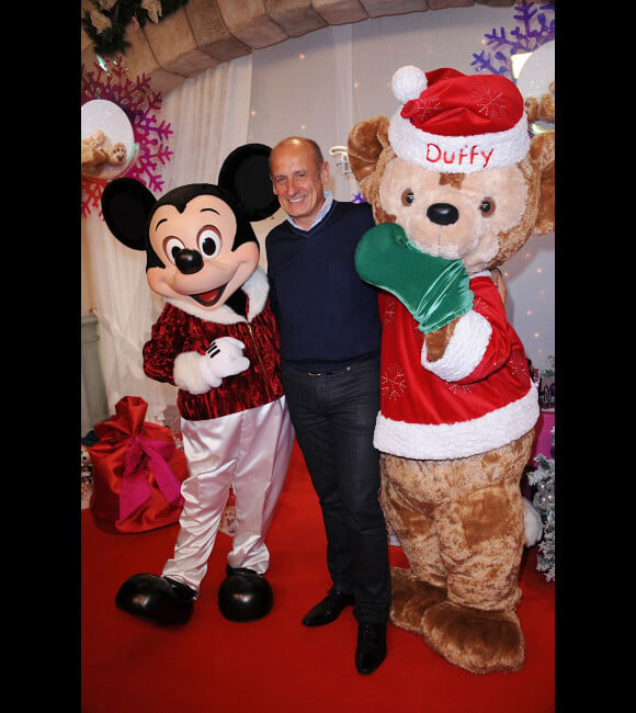 Jean-Michel Aphatie pose à l'occasion de la soirée de lancement des festivités de Noël aux parcs Disneyland Paris, le samedi 5 novembre 2011.