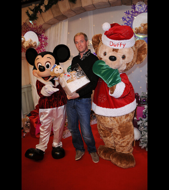 Julien Arnaud pose à l'occasion de la soirée de lancement des festivités de Noël aux parcs Disneyland Paris, le samedi 5 novembre 2011.