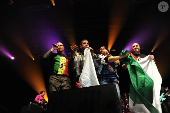 Accompagné sur scène par Bilal, Cheba Zahouania et DJ Kim, le chanteur de raï algérien Cheb Mami était en concert au Zénith de Paris le samedi 5 novembre 2011. Son premier concert en tant que tête d'affiche en France depuis sa sortie de prison en mars 2011.
