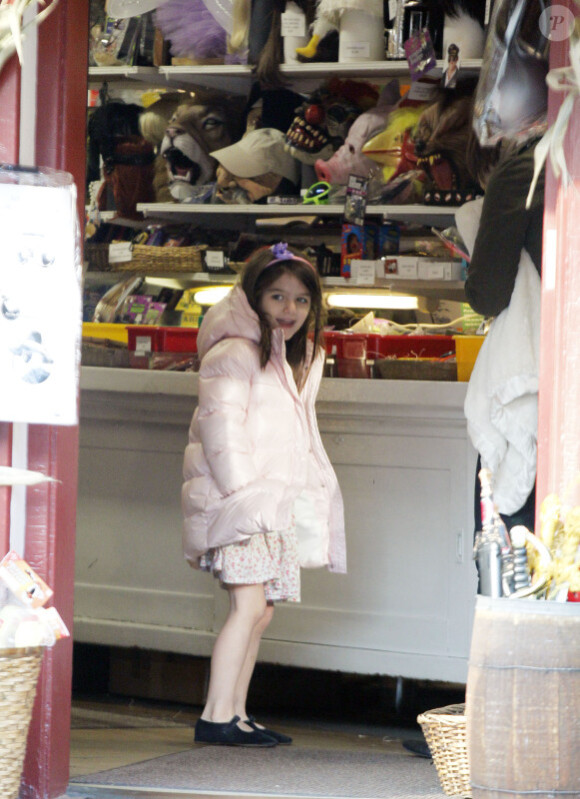 Katie Holmes et sa petite Suri cherchent un costume pour Halloween, le 30 octobre 2011, à Pittsburgh