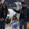 Katie Holmes et Suri Cruise déguisée en princesse pour Halloween sont protégées par le parapluie tenu par Connor Cruise, le 31 octobre 2011, à Pittsburgh