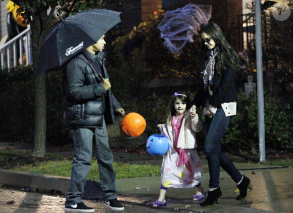 Katie Holmes, Connor Cruise et Suri Cruise déguisée en princesse pour Halloween, le 31 octobre 2011, à Pittsburgh