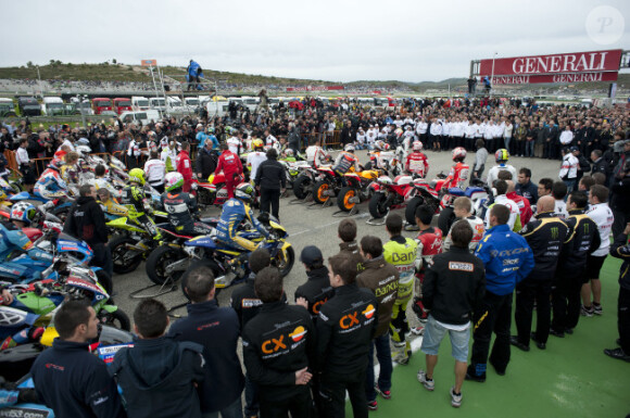 Les pilotes de toutes les catégoris moto ont tenu à rendre hommage à Marco Simoncelli lors du grand prix de Valence le 6 novembre 2011