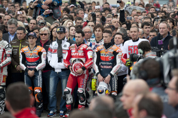 Valentino Rossi, vêtu d'un t-shirt numéro 58 et tous les pilots ont observé une minute de silence en hommage à Marco Simoncelli lors du grand prix de Valence le 6 novembre 2011