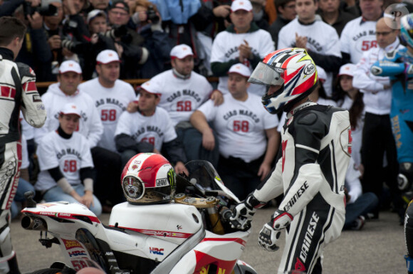 Kevin Schwantz a piloté la moto de Marco Simoncelli dont il était l'idole lors du grand prix de Valence le 6 novembre 2011