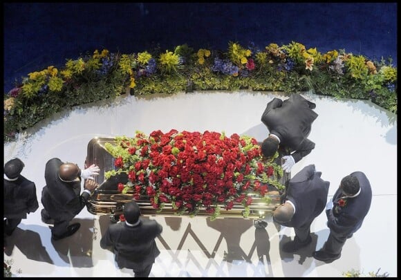 Le cercueil de Michael Jackson le 7 juillet 2009 au Stapples Center entouré de sa famille