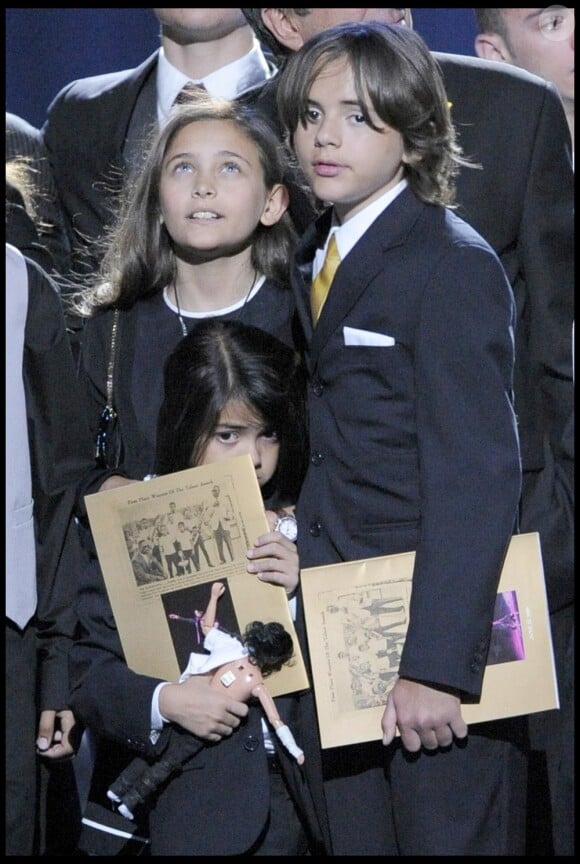 Les trois enfants de Michael Jackson au Stapples Center à Los Angeles le 7 juillet 2009