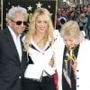 Shakira, entourée de ses parents, reçoit son étoile sur le Walk of Fame à Los Angeles, le 8 novembre 2011.