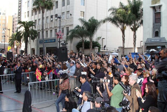 Un millier de fans est venu applaudir Shakira alors qu'elle reçoit son étoile sur le Walk of Fame à Los Angeles, le 8 novembre 2011.