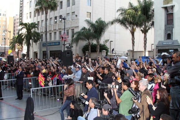 Un millier de fans est venu applaudir Shakira alors qu'elle reçoit son étoile sur le Walk of Fame à Los Angeles, le 8 novembre 2011.