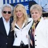 Entourée de ses parents, Shakira reçoit son étoile sur le Walk of Fame de Los Angeles, le 8 novembre 2011.
