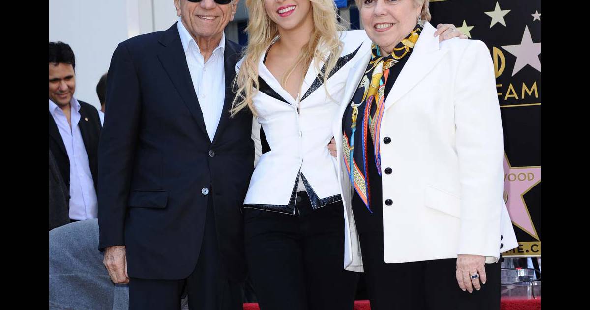 Entourée de ses parents, Shakira reçoit son étoile sur le Walk of Fame