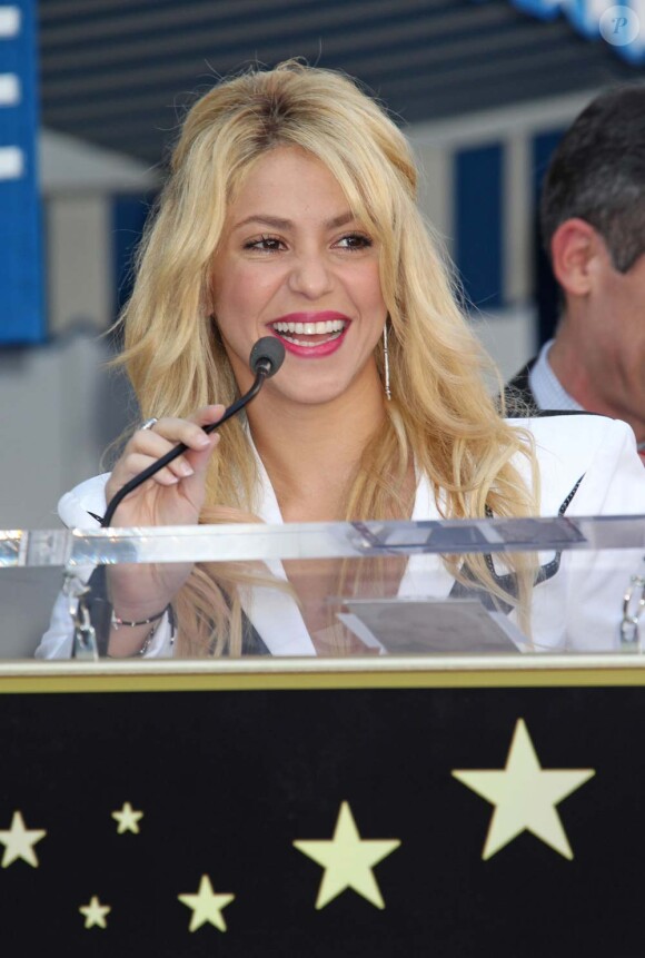 À la tribune, Shakira reçoit son étoile sur le Walk of Fame de Los Angeles, le 8 novembre 2011.